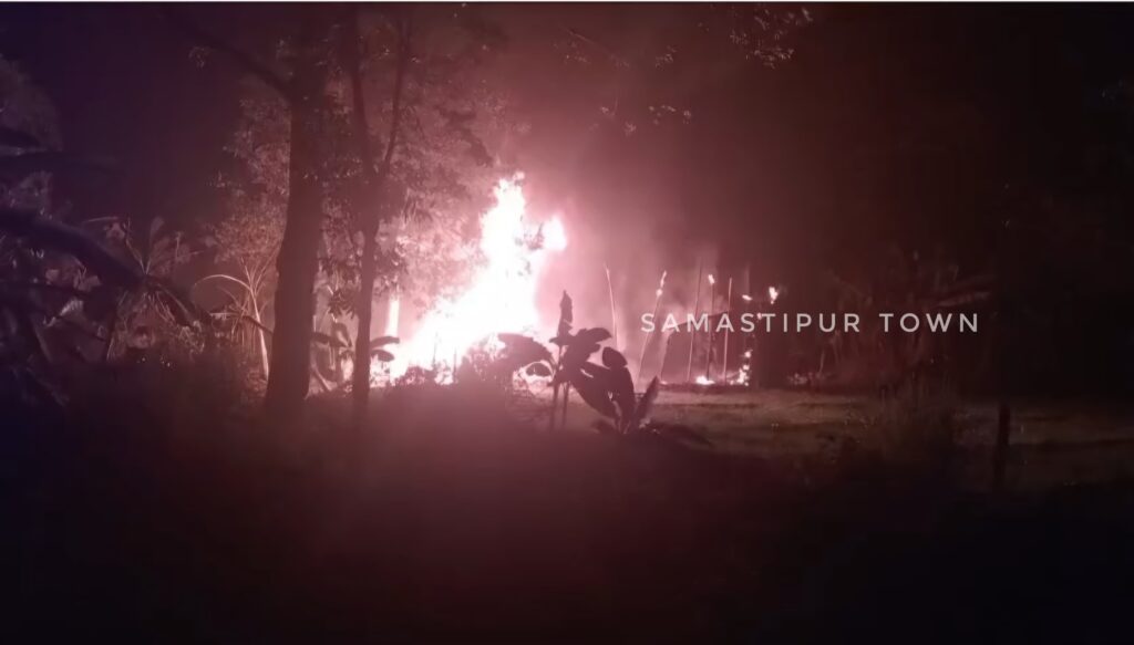 उजियारपुर में NH-28 किनारे अवैध रूप से चल रहे डीजल-पेट्रोल कटिंग के दौरान लगी आग, मची अफरा-तफरी 1 IMG 20250104 WA0096