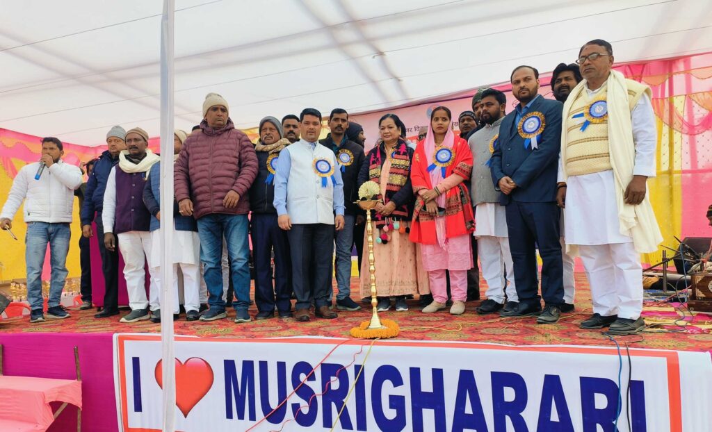 मुसरीघरारी नगर पंचायत में स्वच्छता सेवा के समापन पर पुरस्कृत किये गये बच्चे व पार्षद 1 IMG 20250106 WA0031