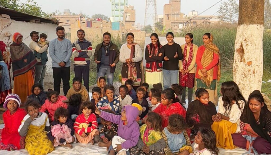 स्लम बच्चों के लिए चलाए जा रहे नि:शुल्क 'द उम्मीद पाठशाला' में पढ़ने वाले बच्चों के बीच गर्म कपड़ो का वितरण 1 IMG 20250106 WA0056