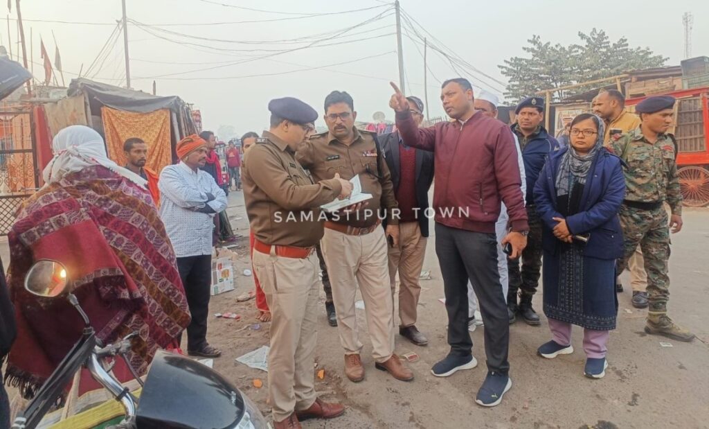 समस्तीपुर में मुख्यमंत्री के कार्यक्रम को लेकर अतिक्रमण हटाने का निर्देश, SDO व ASP पहुंचे दुकानदारों के पास 1 IMG 20250106 WA0104