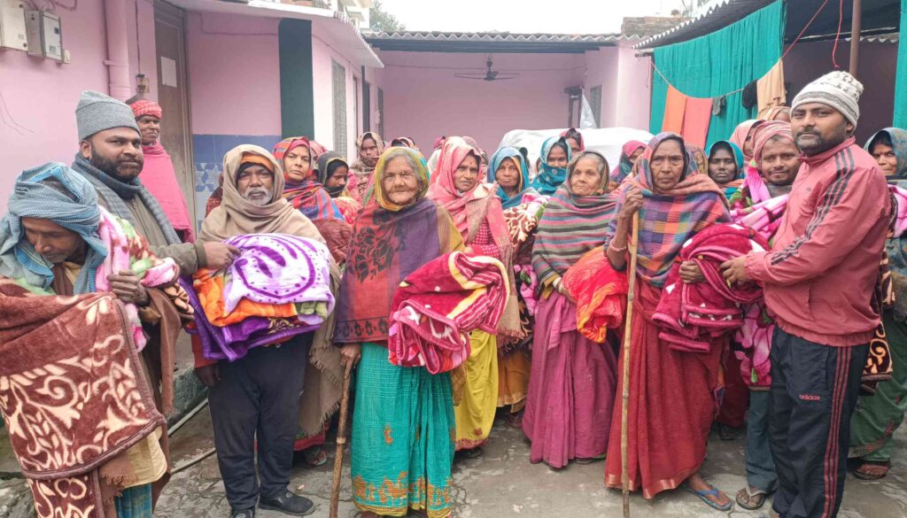 सैकड़ों जरूरतमंदों के बीच युवा राजद के महासचिव ने किया कम्बल वितरण 1 IMG 20250108 WA0040