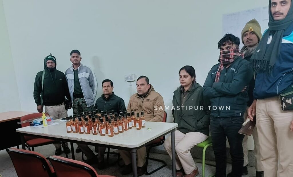 समस्तीपुर शहर से सटे के रामपुर दुधपुरा में 42 बोतल विदेशी शराब के साथ कारोबारी गिरफ्तार 1 IMG 20250108 WA0079