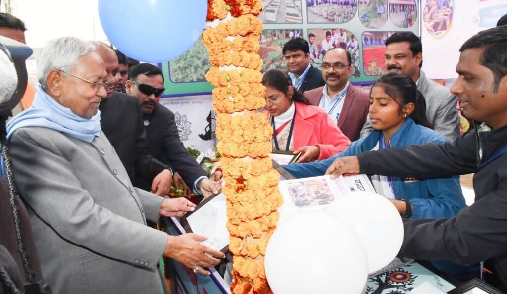 समस्तीपुर शिक्षा विभाग की ओर से मुख्यमंत्री को भेंट की गई पत्रिका व पेंटिंग 1 IMG 20250113 WA0025