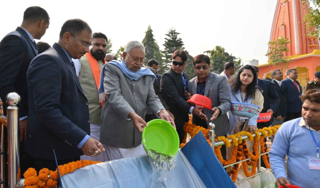 शेखोपुर तालाब के सौंदर्यीकरण की CM ने की सराहना, तालाब में मछली का जीरा एवं बत्तख भी छोड़े 1 IMG 20250113 WA0173