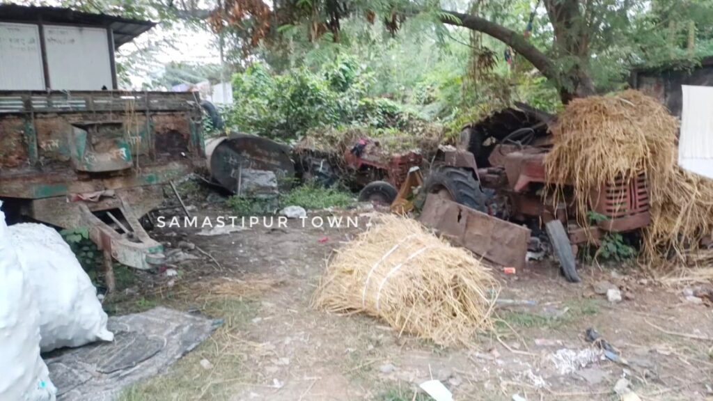 कुव्यवस्था: समस्तीपुर सरकारी बस स्टैंड में लावारिस हालत में पड़े करोड़ों के उपकरण हो रहे बर्बाद 1 IMG 20250118 WA0019