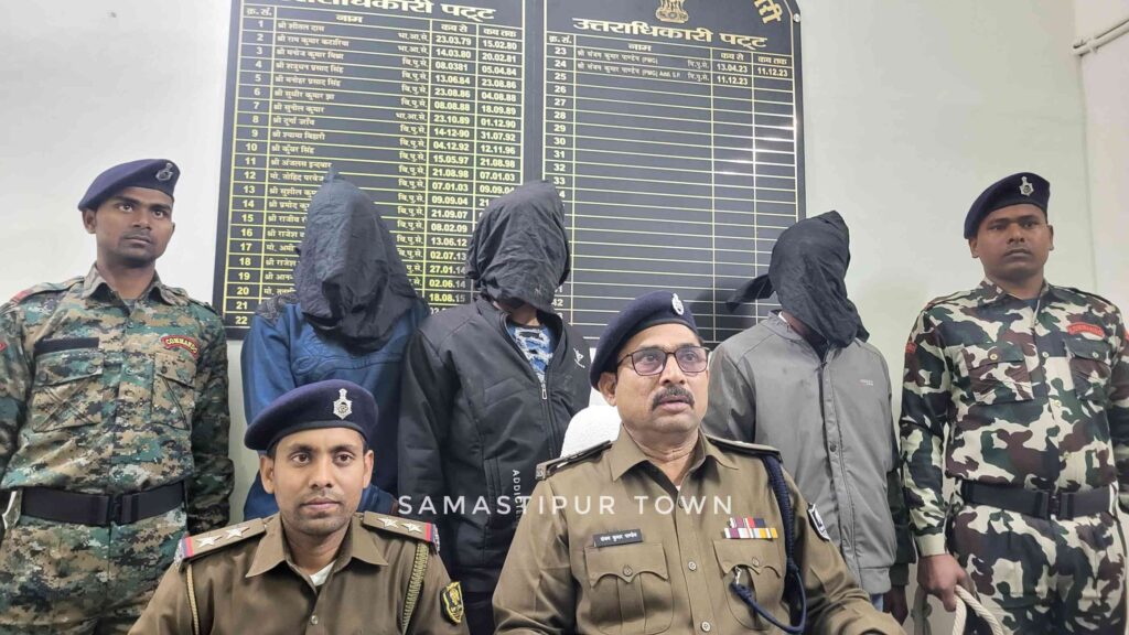 बाजार समिति में गल्ला व्यवसायी से लूट मामले में तीन बदमाश हथियार समेत गिरफ्तार, मथुरापुर थानाध्यक्ष व उनकी टीम को किया जाएगा सम्मानित 1 IMG 20250120 WA0047