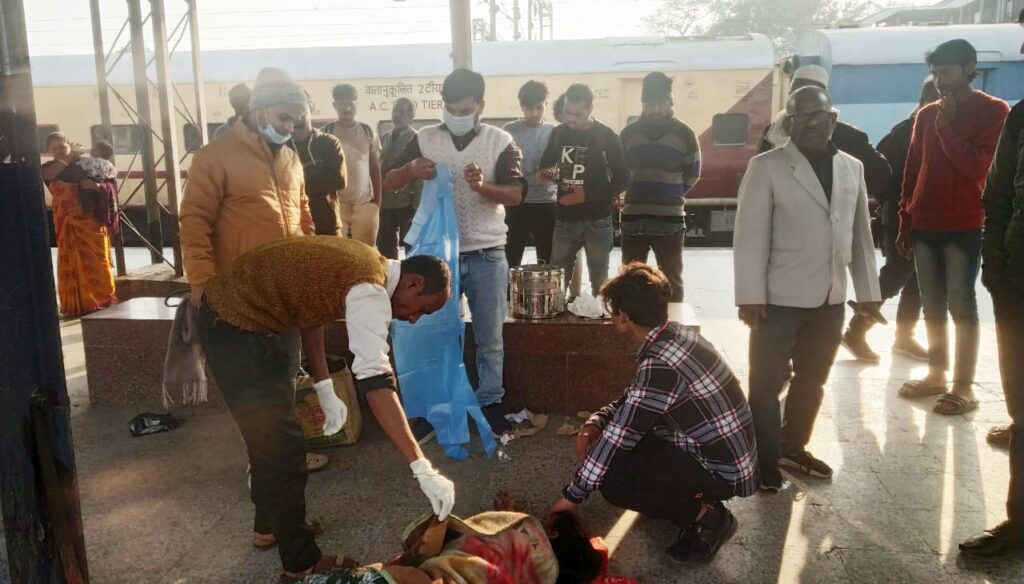 समस्तीपुर जंक्शन पर ट्रेन में चढ़ने के दौरान गिरी महिला, बायां हाथ बुरी तरह ज'ख्मी 1 IMG 20250125 WA0093