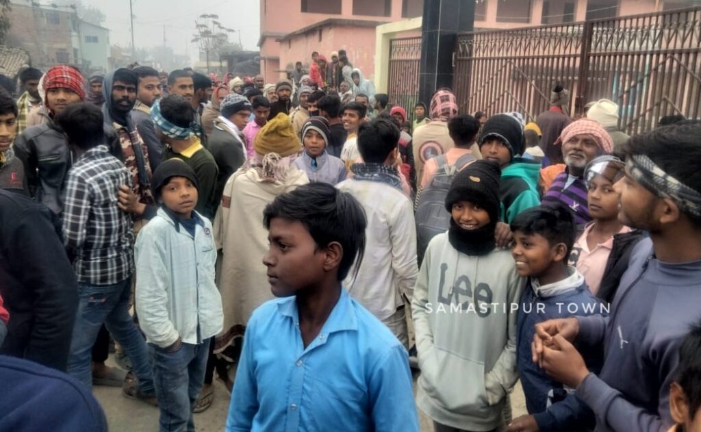 समस्तीपुर के हरपुर भिंडी गांव में रात 8 बजे तक झंडा नहीं उतरा तो किया सड़क जाम 1 IMG 20250127 WA0076