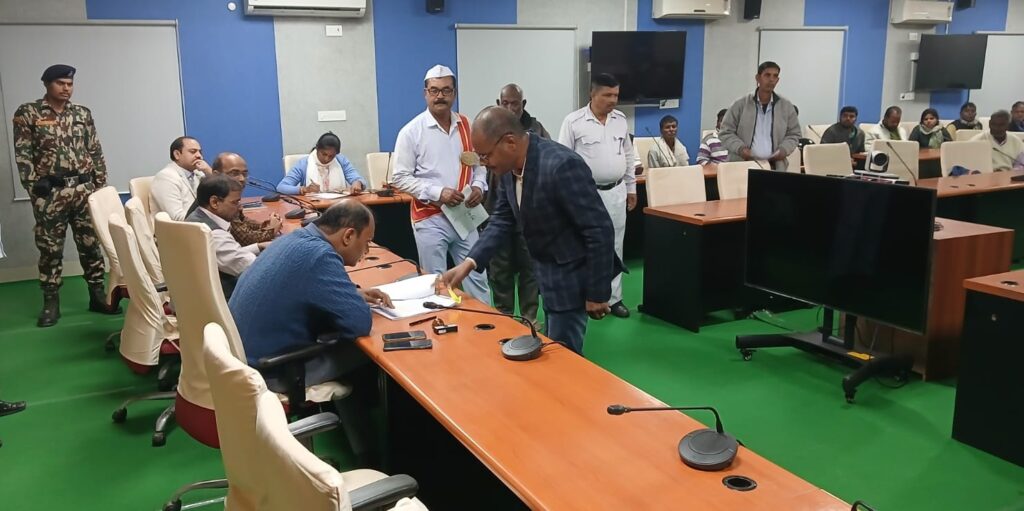 समस्तीपुर DM के द्वारा समाहरणालय सभागार में जनता दरबार का आयोजन, लगभग 50 मामलों की हुई सुनवाई 1 IMG 20250131 WA0129