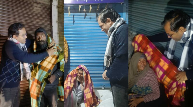 समस्तीपुर में डॉ. मनोज सिंह ने रात्रि में जरूरतमंदों को कंबल बांटकर मनाया नया साल 1 InCollage 20250102 055135660