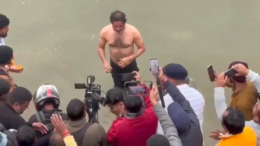 प्रशांत किशोर ने अनशन तोड़ा, 14 दिनों बादन गंगा स्नान और पूजा पाठ के बाद केला खाया 1 Picsart 25 01 16 16 27 27 216
