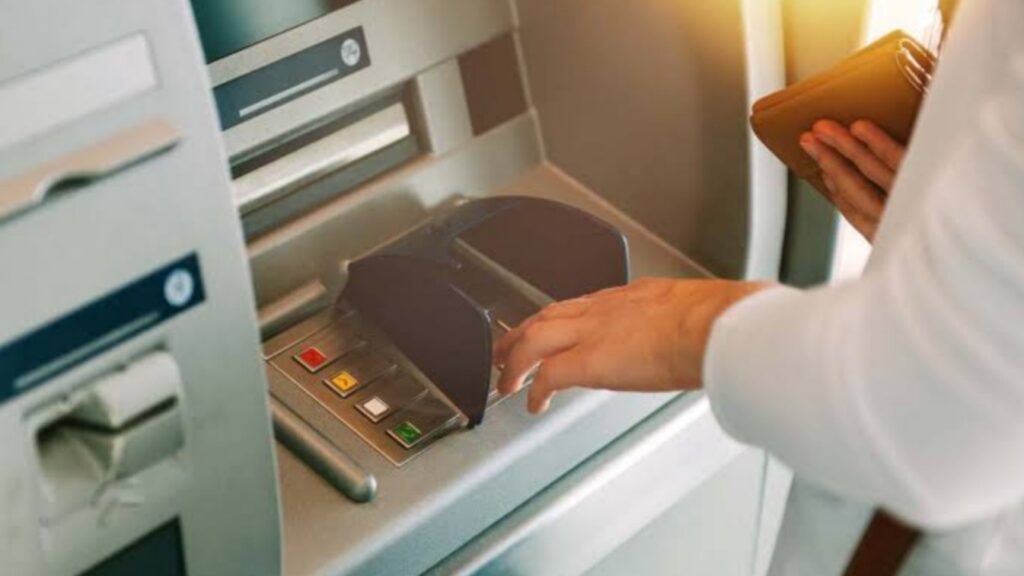 दलसिंहसराय में बदमाशों ने इंडियन बैंक के ATM को किया क्षतिग्रस्त, कैश चोरी की आशंका 1 Picsart 25 01 19 22 53 53 508