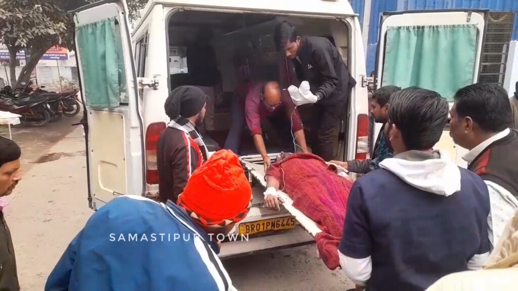 समस्तीपुर रेल कारखाना गेट के पास अर्ध मूर्छित स्थिति में मिले दंपति, युवक पहले से कर चुका है दो शादी, अब तीसरी महिला के साथ लौट रहा था घर 1 VideoCapture 20250121 120738