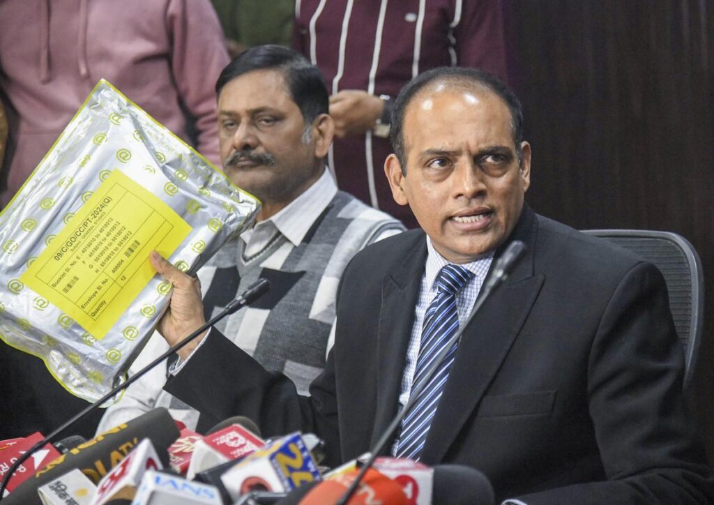 आंदोलन के बीच बीपीएससी ने 70वीं मेंस परीक्षा की तारीखों का किया एलान, 25 अप्रैल से एग्जाम 1 bpsc chairman manu bhai parmar