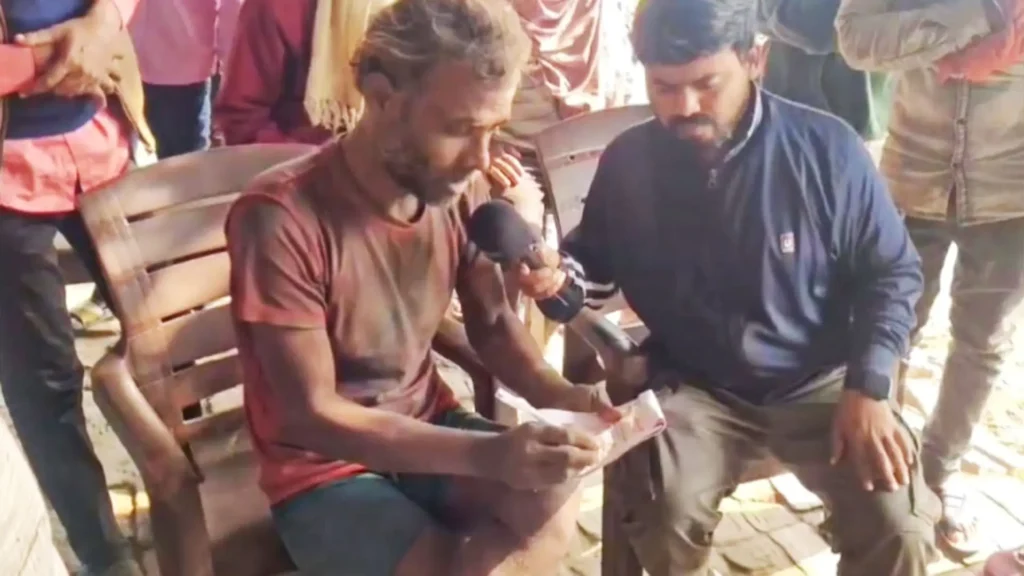 बिहार: लोगों को दवा के पर्चे बांटने वाले वायरल ‘पागल डॉक्टर’ का गोरखपुर में होगा इलाज, संस्था ने किया रेस्क्यू 1 darbhanga news viral mad doctor rohit ram who distributed prescriptions to people will be treated in 045947ceb38f3e453cde4c19e30431f2