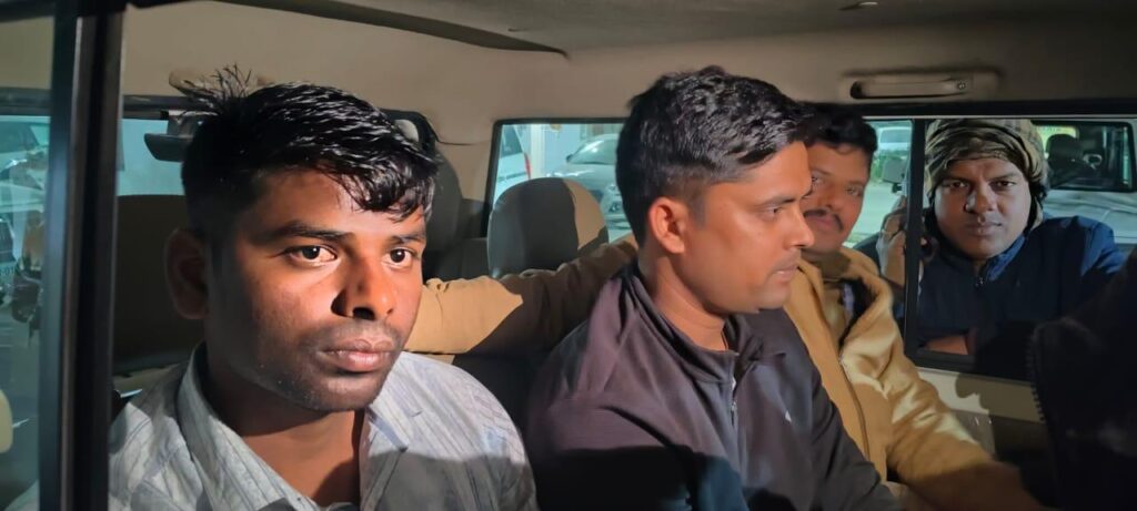 बिहार: रिटायर्ड अभियंता से 50 हजार रुपये रिश्वत लेते रूपसपुर थाने के दो दारोगा गिरफ्तार 1 20250207 072742