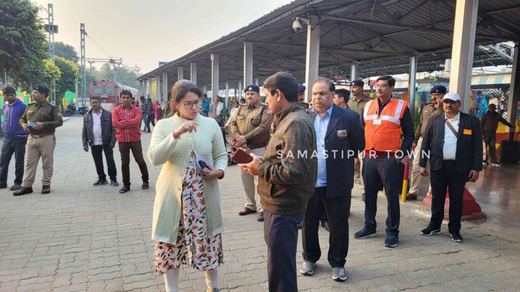 समस्तीपुर जंक्शन पर वार-रूम से होगी निगरानी, महाकुंभ श्रद्धालुओं की भीड़ को देखते हुए 24 घंटे अलर्ट मोड पर रेलवे 1 20250216 170232