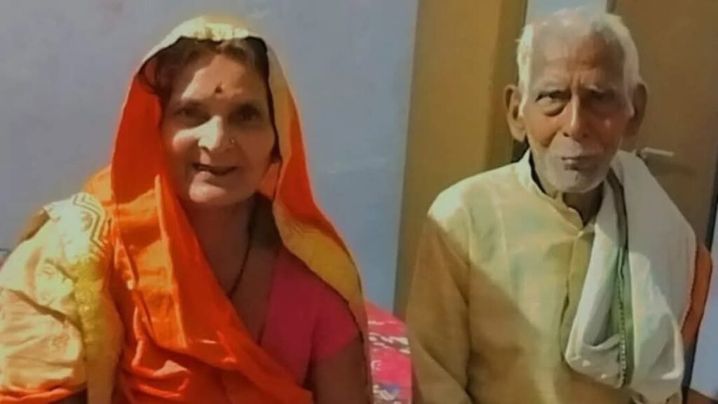 एक साथ जिए, एक साथ मरे! मौत भी नहीं कर पाई जुदा, पति की मौत के कुछ ही देर बाद पत्नी के प्राण हुए पखेरु, एक ही चिता पर हुआ अंतिम संस्कार 1 FB IMG 1739532573579
