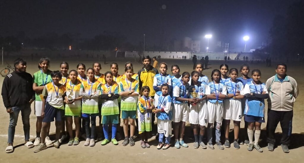 शहर के पटेल मैदान में डीएन गांधी फाउंडेशन के द्वारा एक दिवसीय 7ए साइड महिला फुटबॉल प्रतियोगिता का आयोजन 1 IMG 20250202 WA0021