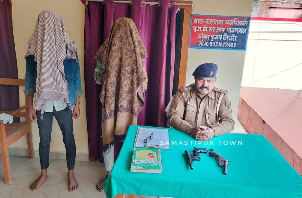 शिवाजीनगर में मूर्ति विसर्जन के दौरान हथियार लहराना पड़ा महंगा, ग्रामीणों ने आर्म्स के साथ दो युवकों को पकड़ा 1 IMG 20250204 WA0081