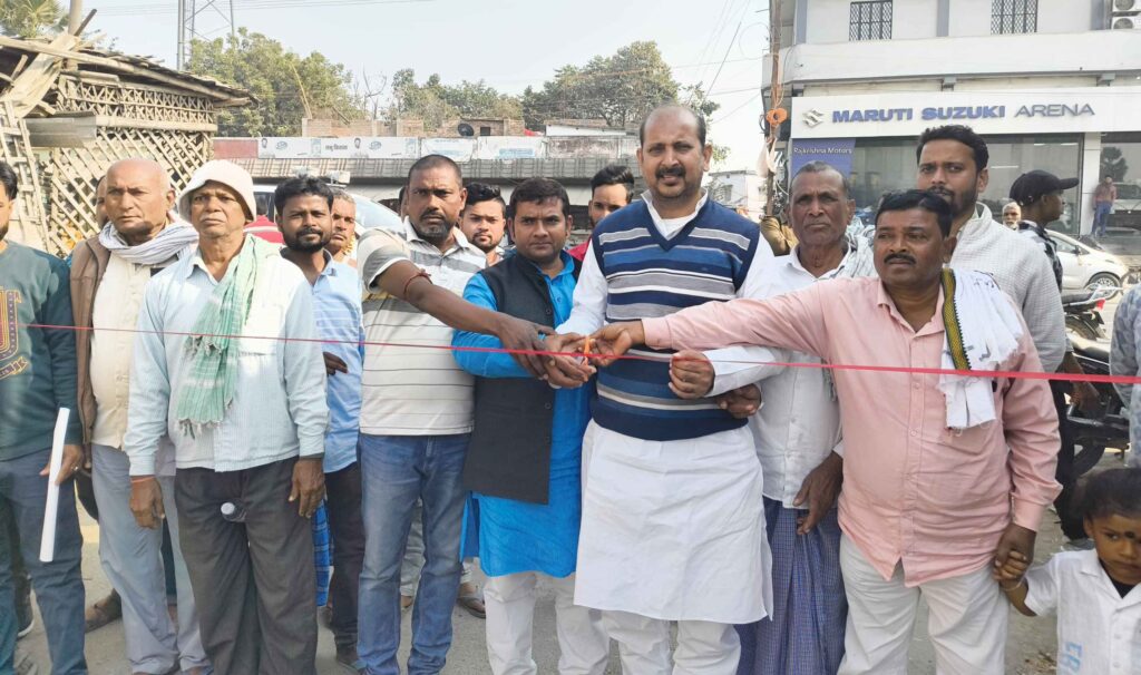 समस्तीपुर विधायक ने 2 करोड़ की लागत से बने दो नवनिर्मित ग्रामीण सड़कों का किया उद्घाटन 1 IMG 20250210 WA0045