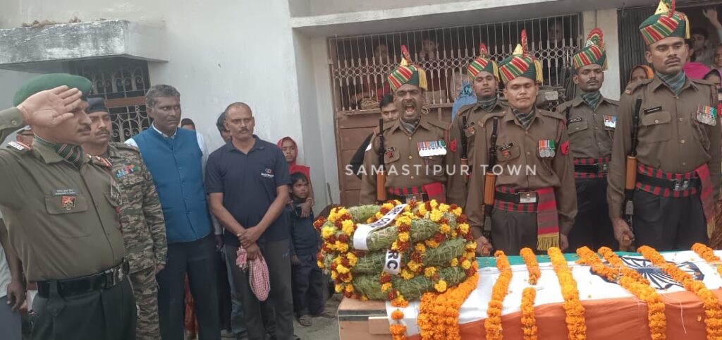 समस्तीपुर में सेना के जवान को दी गयी अंतिम विदाई, गांव में शव पहुंचते ही पसरा मातम 1 IMG 20250218 WA0092