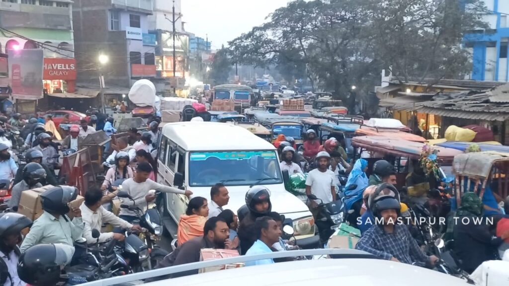 लगभग पांच घंटे तक जाम से जुझता रहा समस्तीपुर शहर, रेंगते रहे वाहन 1 IMG 20250228 WA0112