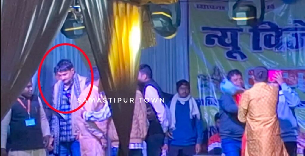समस्तीपुर में कानून के रक्षक तोड़ रहे कानून, पूजा के दौरान प्रतिबंध के बावजूद ऑर्केस्ट्रा का आयोजन, सम्मानित हुए ASI 1 Picsart 25 02 05 07 13 20 969