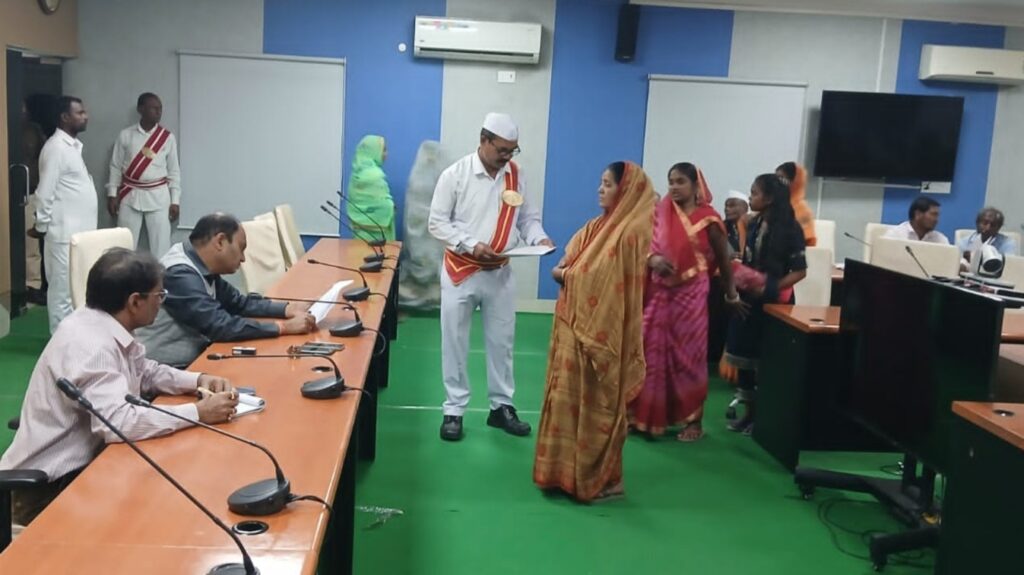 समस्तीपुर DM ने जनता दरबार में सुनी लोगों की समस्याएं, निदान को लेकर संबंधित पदाधिकारियों को दिया निर्देश 1 Picsart 25 02 22 07 50 10 803