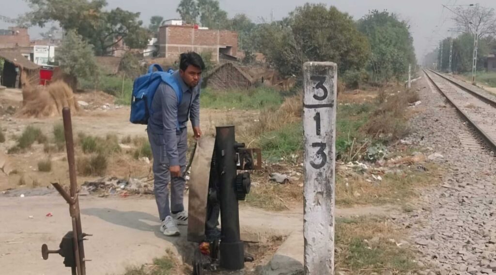 बिहार में यहां ट्रेन से उतरकर रेलकर्मी खोलते और बंद करते हैं फाटक, इस वजह फाटक पर होता है ट्रेन का इंतजार 1 Siwan News 2 1024x640 1