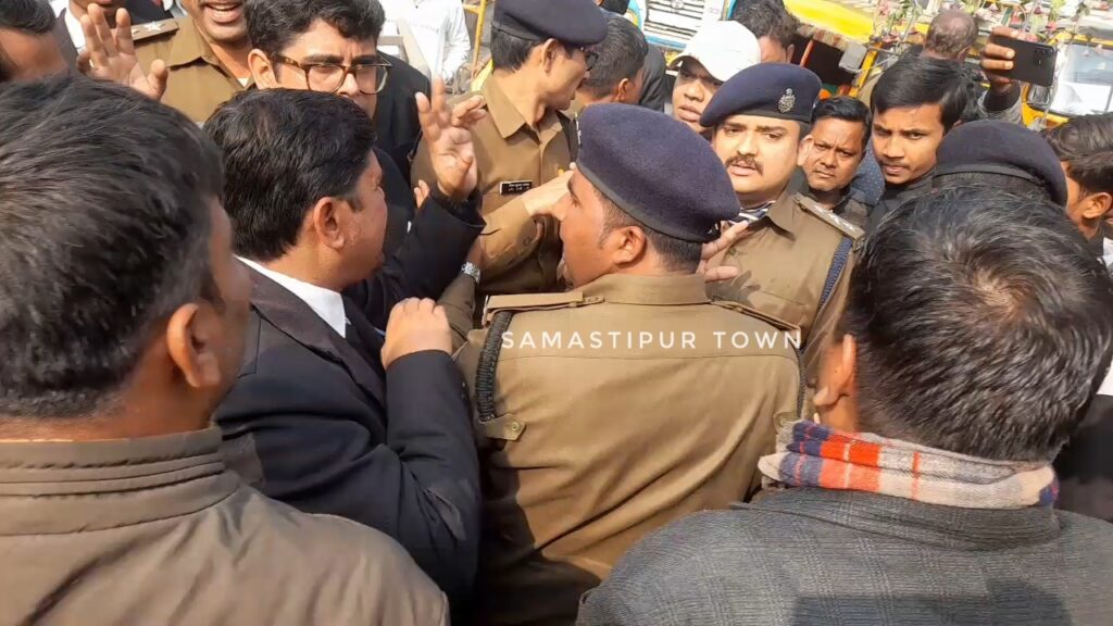 समस्तीपुर में ट्रैफिक पुलिस के द्वारा अधिवक्ता को रोके जाने के बाद वकिलों ने जमकर किया हंगामा 1 VideoCapture 20250201 152232