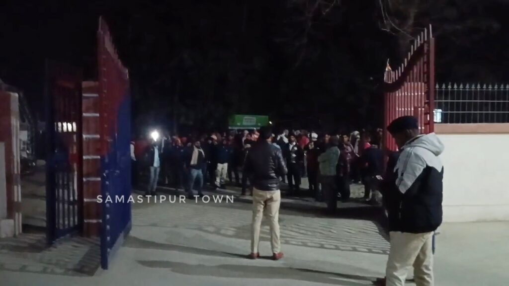 समस्तीपुर: सड़क किनारे चाउमीन खा रहे युवक को अनियंत्रित बाइक के मारी ठोकर, मौ'त के बाद लोगों ने थाना घेरा, चौकीदार पर लगा आरोप 1 VideoCapture 20250210 233009