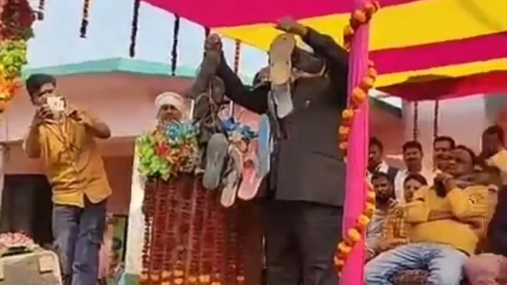 बिहार: एकाएक मंच पर चप्पल की माला लिए खड़े हुए पूर्व मंत्री, बोले- अगर मैंने... तो पहना दीजिए; मामला क्या है 1 bihar news former minister came on stage with a necklace of slippers bettiah bihar west champaran d2cd4922f2281f26b0808af3be2c536d