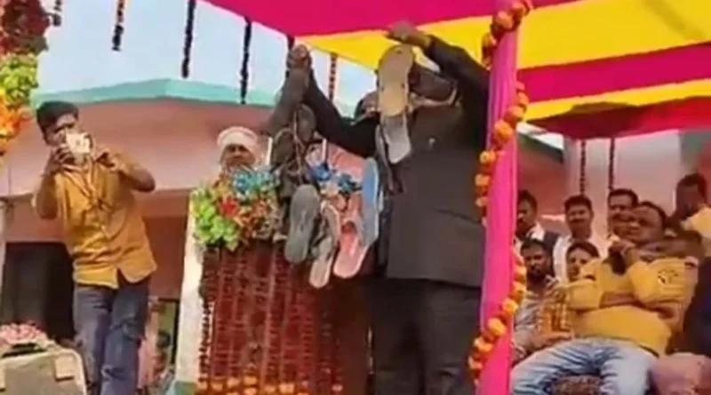 bihar news former minister came on stage with a necklace of slippers bettiah bihar west champaran d2cd4922f2281f26b0808af3be2c536d