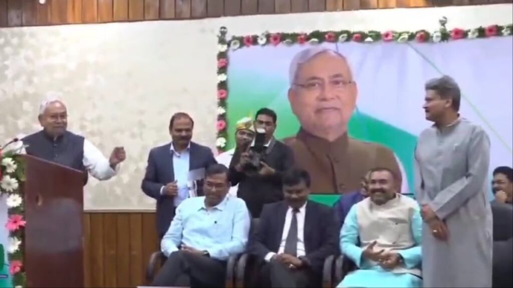 CM नीतीश ने शिक्षकों को बांटे नियुक्ति पत्र, भाषण के बीच शिक्षा मंत्री को करा दिया खड़ा 1 09cefe23feed17010576d1c5d21143951740814686751743 original