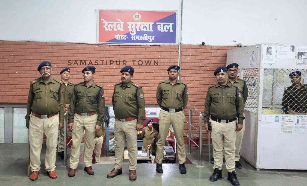 होली को लेकर ट्रेनों में बढ़ी चौकसी; लिफ्टर, स्नैचर, चोर, पॉकेटमार गिरोह को लेकर यात्रियों को किया जा रहा जागरूक 1 20250216 175736