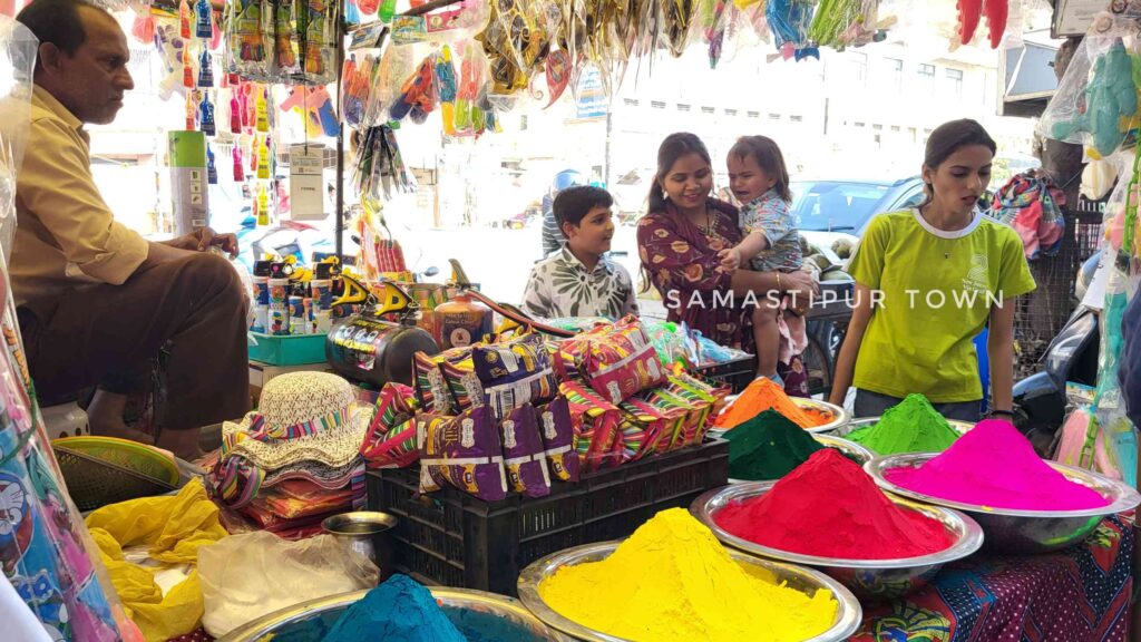 होली को लेकर सजा समस्तीपुर बाजार, तरह-तरह की पिचकारियों के साथ हर्बल गुलाल की काफी डिमांड 1 20250309 145851