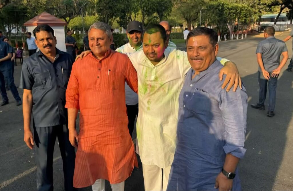 निशांत के गाल पर लगा सियासी एंट्री वाला गुलाल! नीतीश कुमार की होली में JDU नेताओं को स्पष्ट आभास 1 20250315 204442