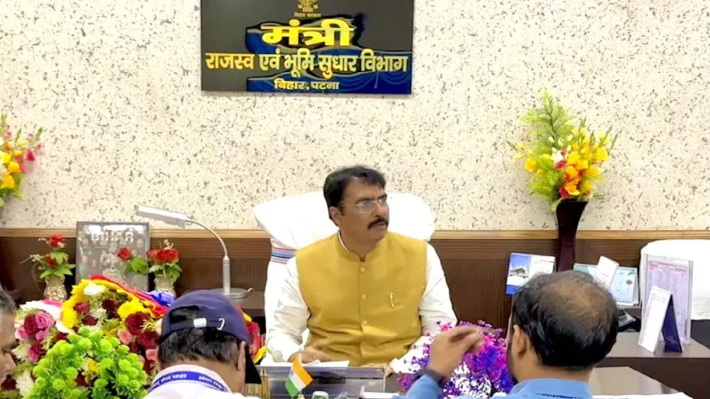 बिहार: CO साहब ने पहले खुद लिए पैसे, फिर रिश्तेदारों को भी दिलाया; राजस्व मंत्री ने किया निलंबित 1 27 03 2025 bihar news 23906917