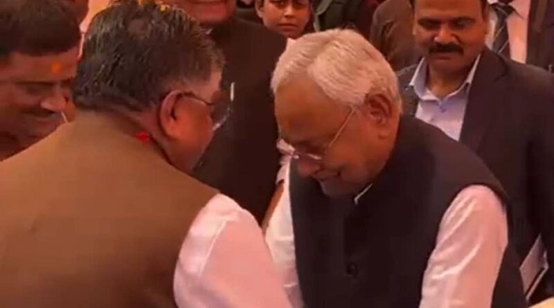रविशंकर प्रसाद के पैर छूने के लिए झुके CM नीतीश, BJP सांसद ने रोककर लगा लिया गले 1 67cc07c49d3d6 nitish kumar 080254811 16x9 1