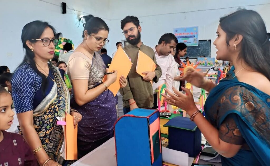 समस्तीपुर RSB इंटर स्कूल में जिला स्तरीय TLM मेला- 2.0 का किया गया आयोजन 1 FB IMG 1742436982574