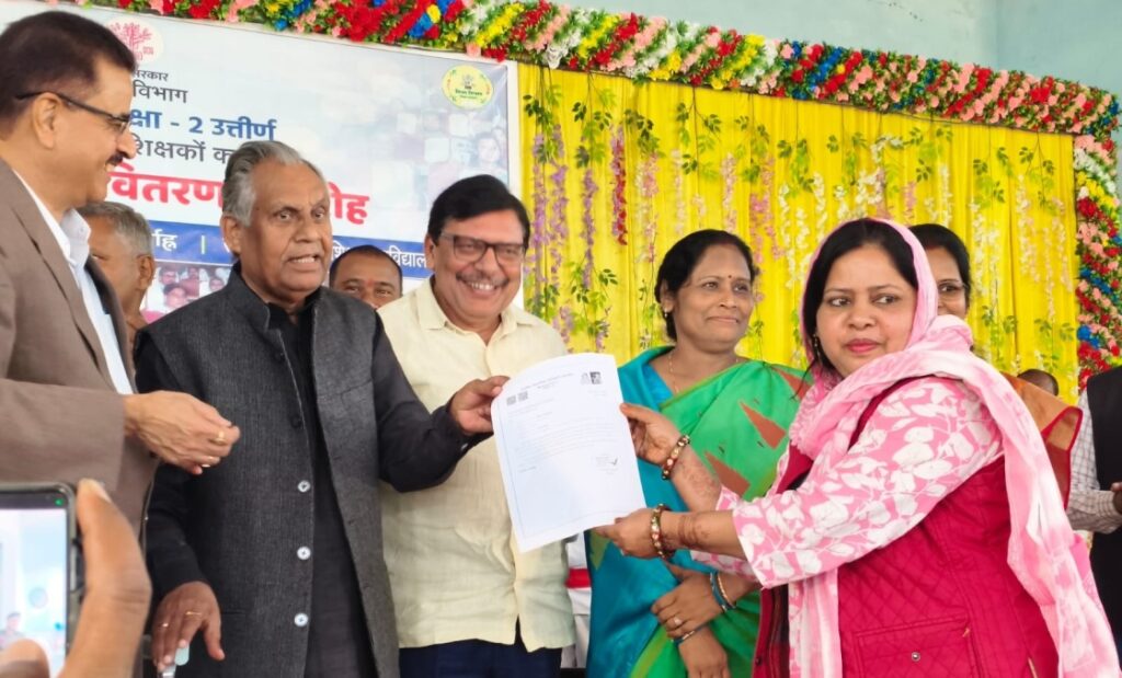 समस्तीपुर में सक्षमता-2 परीक्षा उत्तीर्ण विशिष्ट शिक्षकों को दिया गया औपबंधिक नियुक्ति पत्र 1 IMG 20250301 WA0030