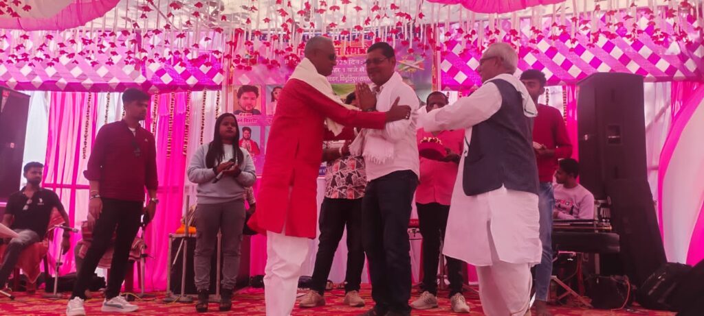 विभूतिपुर में होली मिलन समारोह में जमकर थिड़के कलाकार, माहौल बना रहा होलियाना 1 IMG 20250313 WA0057