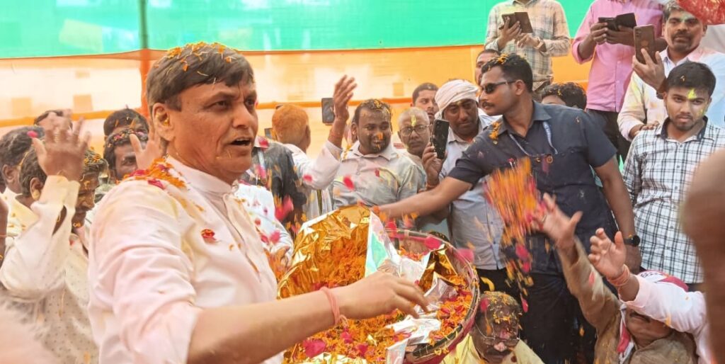 केंद्रीय गृह राज्य मंत्री नित्यानंद राय ने फूलों से खेली होली, लोगों को दी शुभकामनाएं 1 IMG 20250313 WA0078