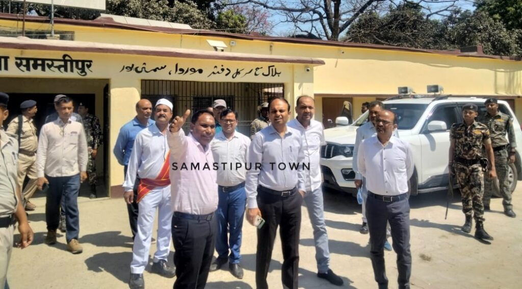 मोरवा प्रखंड सह अंचल मुख्यालय का DM व DDC ने किया निरीक्षण, विभिन्न योजनाओं की ली जानकारी 1 IMG 20250319 WA0054