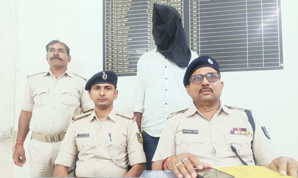 25 हजार के इनामी अपराधी को समस्तीपुर पुलिस ने किया गिरफ्तार, तीन वर्षों से चल रहा था फरार 1 IMG 20250320 WA0065