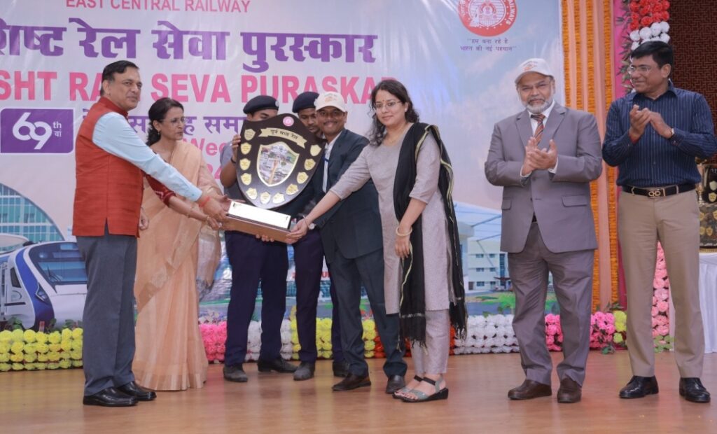 उत्कृष्ट कार्य करने वाले 92 रेलकर्मी को विशिष्ट रेल सेवा पुरस्कार, समस्तीपुर मंडल को 12 क्षेत्रों में मिले शील्ड 1 IMG 20250322 WA0013