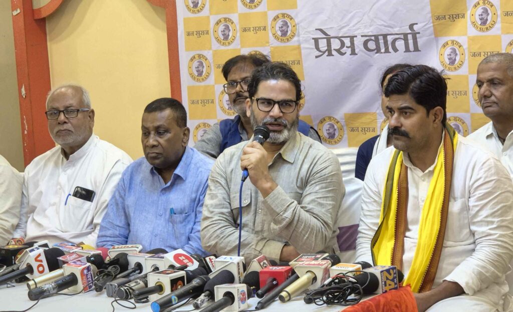 समस्तीपुर में प्रेस वार्ता के दौरान BJP की 'बी-टीम' कहे जाने पर भड़के प्रशांत किशोर, कहा- "यही सवाल तेजस्वी से करें" 1 IMG 20250322 WA0215