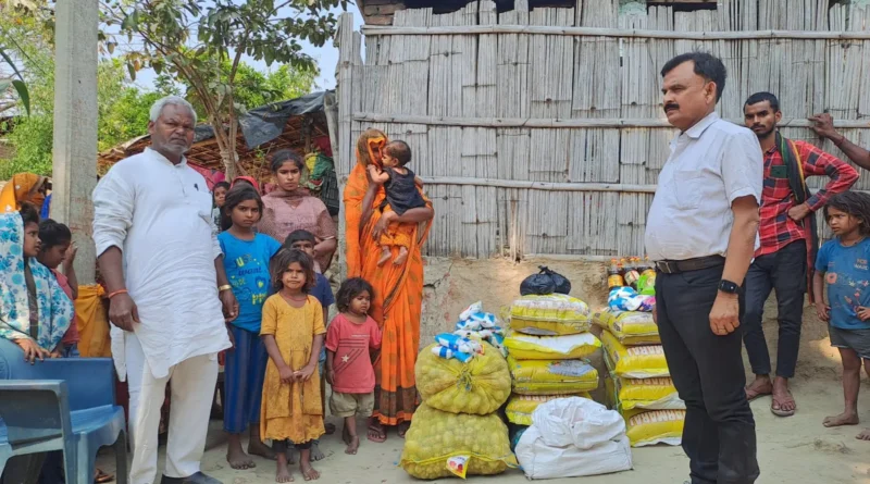 समस्तीपुर: नदी में डूबने वाले के आश्रितों को समाजसेवी राजू सहनी ने दी राशन सामग्री, आगे भी मदद का किया वादा 1 IMG 20250324 WA0003