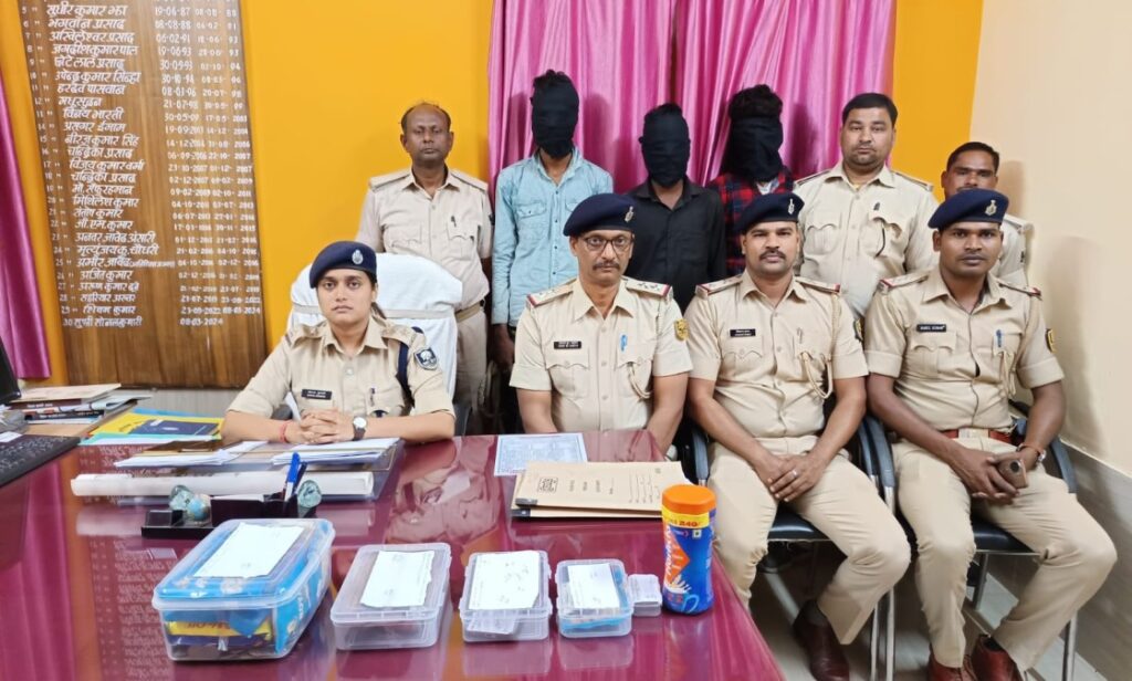 किराना दुकानदार से लूटपाट मामले में तीन बदमाश गिरफ्तार, रोसड़ा DSP सोनल कुमारी ने किया कांड का खुलासा 1 IMG 20250324 WA0092